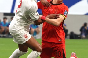 国内足球豪门对碰，球队争夺胜利，一触即发(国足十大胜利名场面)